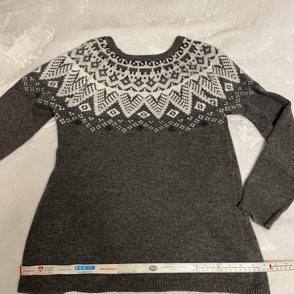 Ladies patterned grey and white sweater. Size L. Washed but never worn. - Picture 6 of 9